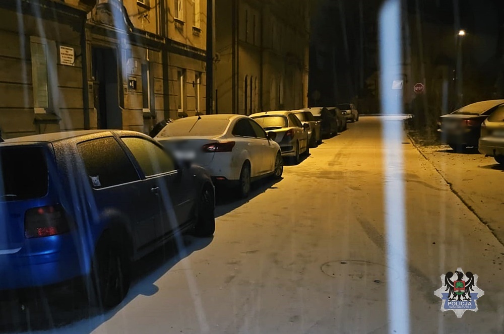 Szybka reakcja policjantów z „jedynki”. Dwaj wandale zatrzymani chwilę po uszkodzeniu pojazdu