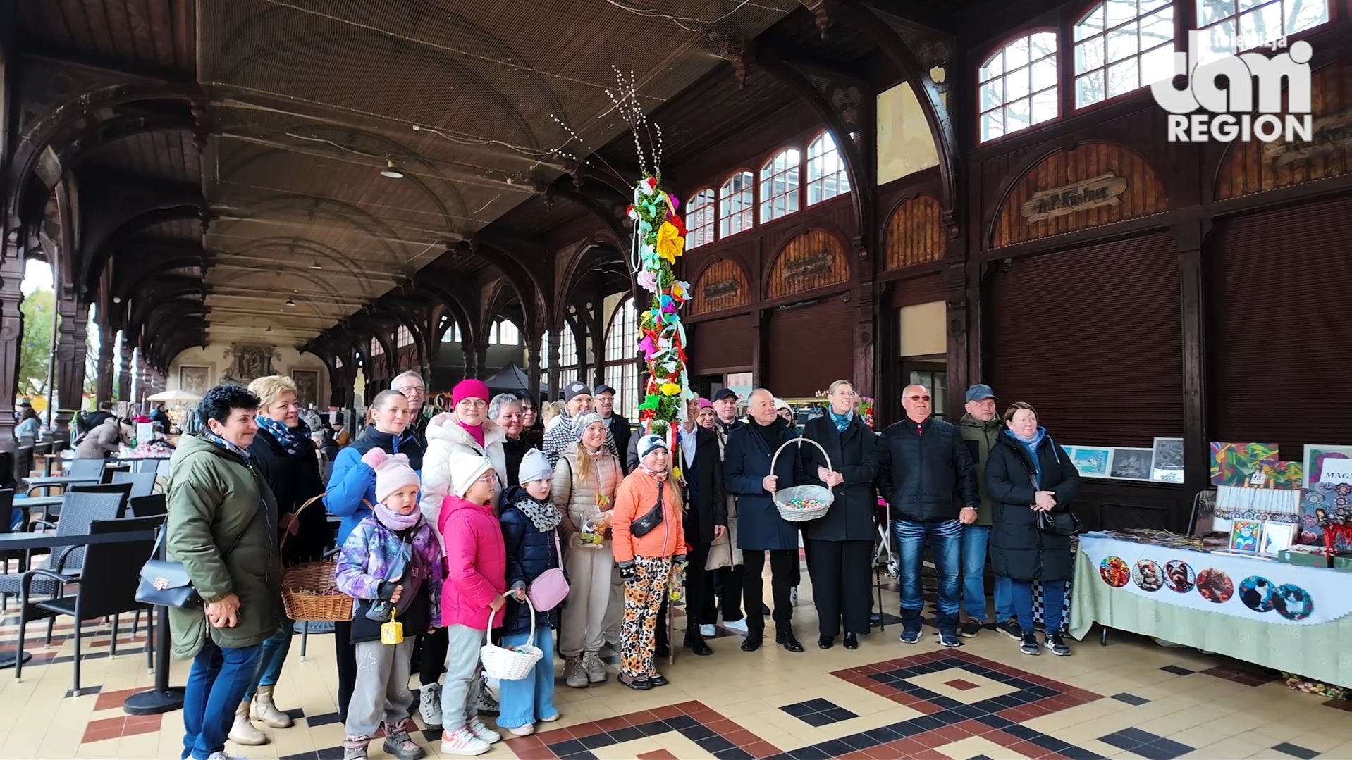 Szczawno-Zdrój połączone tradycją: Wspólne plecenie palmy na wielkanocnym jarmarku